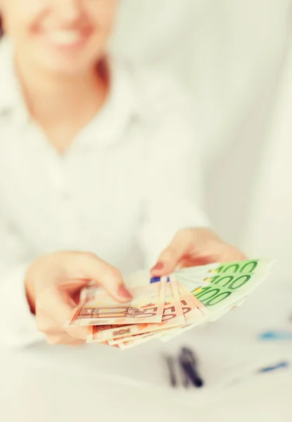 Mãos de mulher com dinheiro em euros — Fotografia de Stock