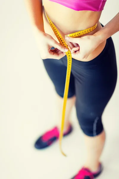 Barriga treinada com fita métrica — Fotografia de Stock