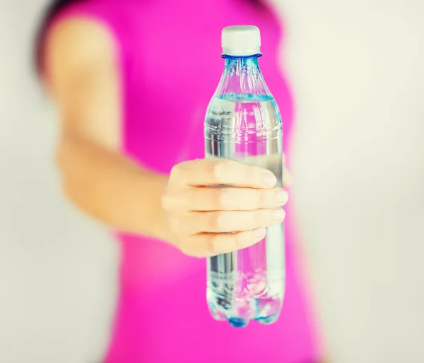 Deportiva mujer con botella de agua — Foto de Stock