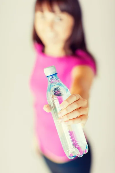 Sporty woman with bottle of water — Stock Photo, Image