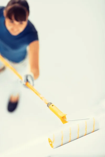 Woman with roller  coloring wall — Stock Photo, Image