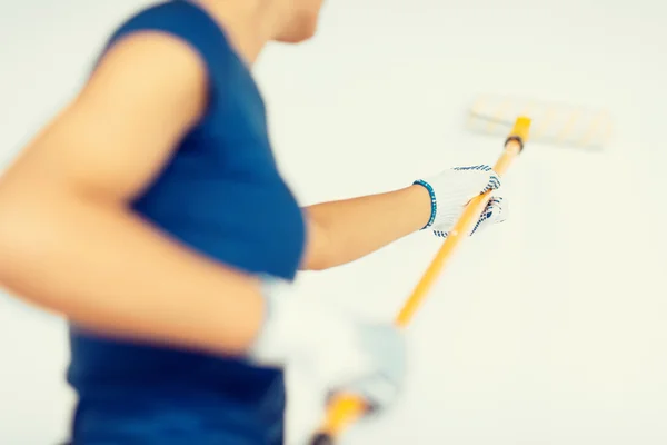 Mujer con rodillo para colorear pared —  Fotos de Stock