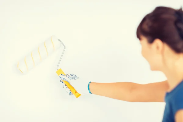 Femme avec mur à colorier à rouleaux — Photo