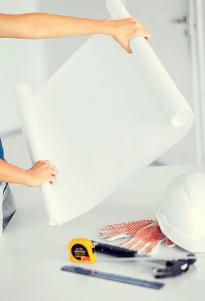 Arquiteto com planta em branco — Fotografia de Stock