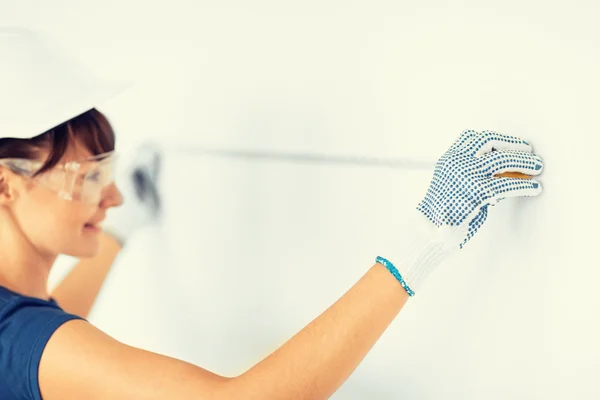 Architect measuring wall with  ruller — Stock Photo, Image