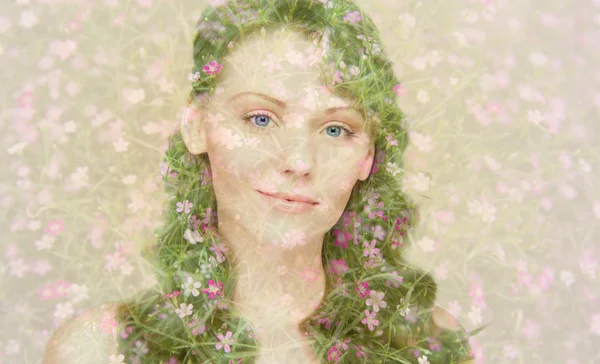 Ung kvinna med blommönster — Stockfoto