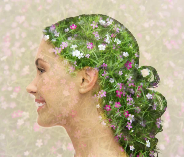 Νεαρή γυναίκα με άνθη μοτίβο — Φωτογραφία Αρχείου