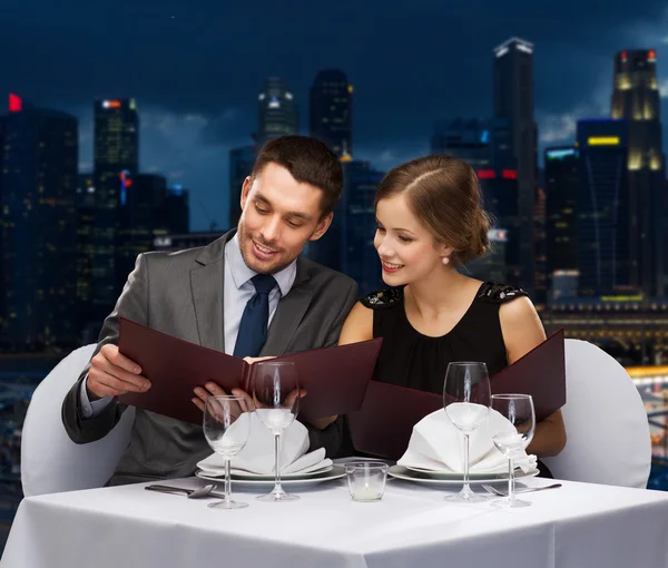 Casal na data romântica no restaurante — Fotografia de Stock