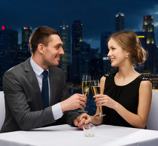 Casal na data romântica no restaurante — Fotografia de Stock