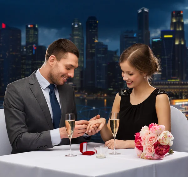 Na romantické rande pár v restauraci — Stock fotografie