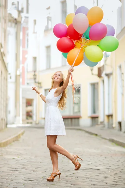 Kvinna med färgglada ballonger — Stockfoto