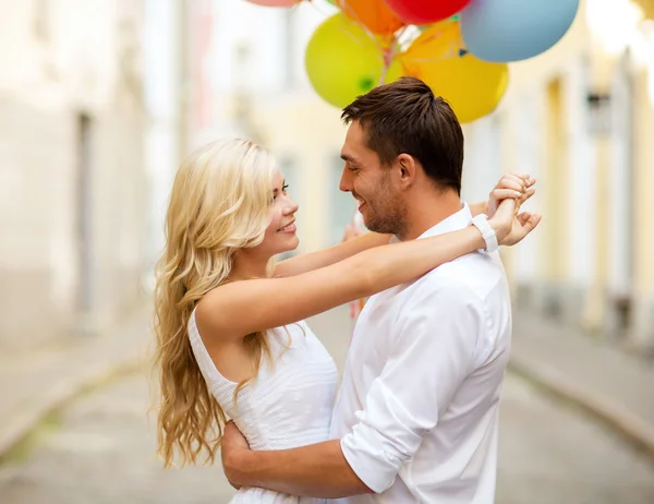 Coppia con palloncini colorati — Foto Stock