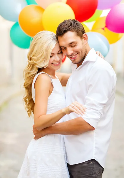 Casal com balões coloridos — Fotografia de Stock