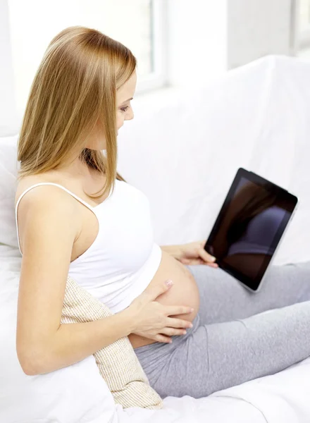 Femme enceinte avec comprimé pc — Photo