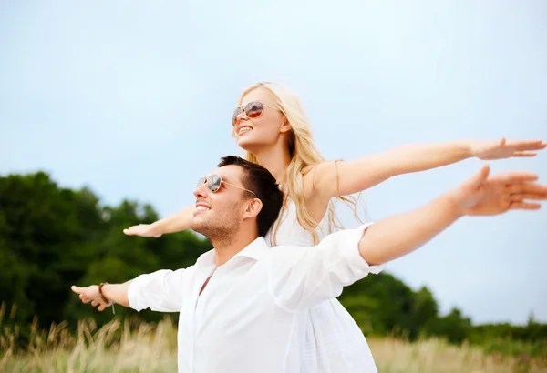 Casal se divertindo à beira-mar — Fotografia de Stock