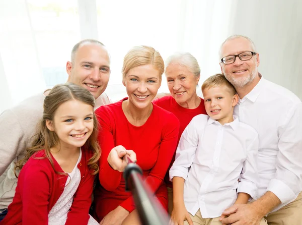 Familie macht Selfie zu Hause — Stockfoto