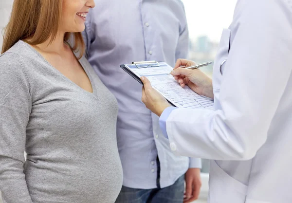 Femme enceinte et médecin — Photo