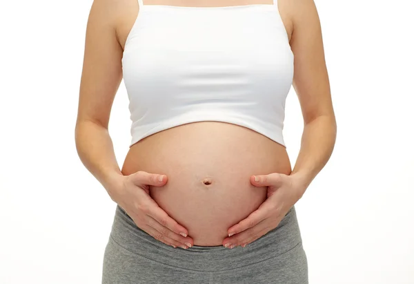孕妇抚摸她的肚子 — 图库照片