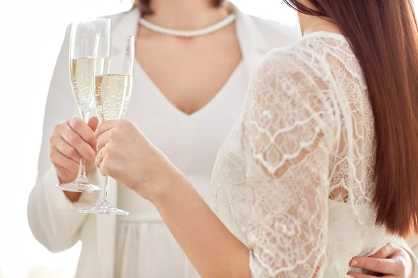 Felice coppia lesbica con champagne — Foto Stock