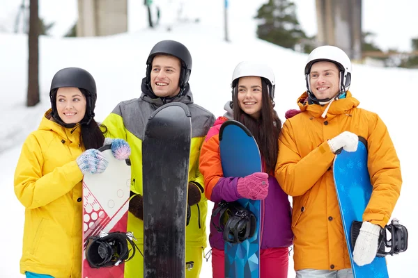 Freunde in Helmen mit Snowboards — Stockfoto