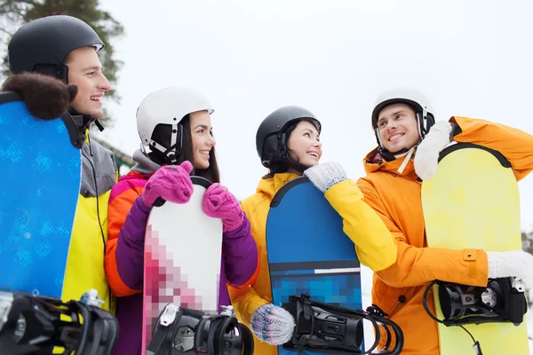 Přátelé v přilby s snowboardy — Stock fotografie
