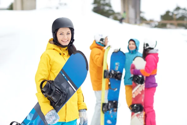 Vrienden in helmen met snowboards — Stockfoto