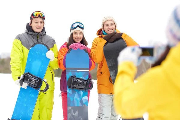Amigos com snowboards e smartphones — Fotografia de Stock