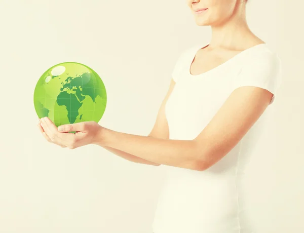 Mulher segurando globo esfera verde — Fotografia de Stock