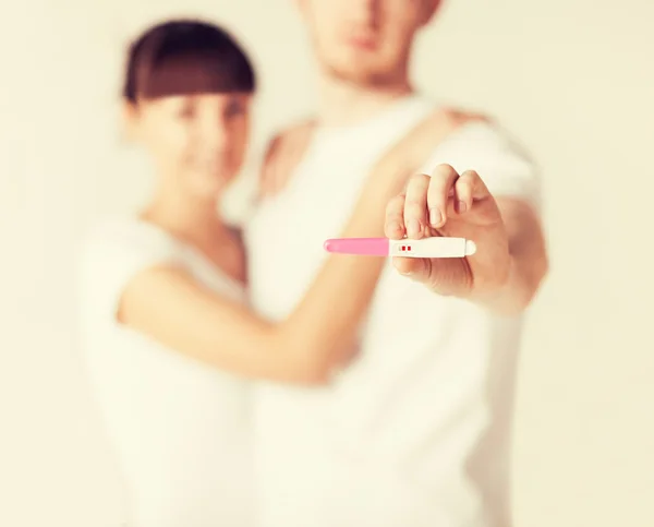 Mulher e homem com teste de gravidez — Fotografia de Stock