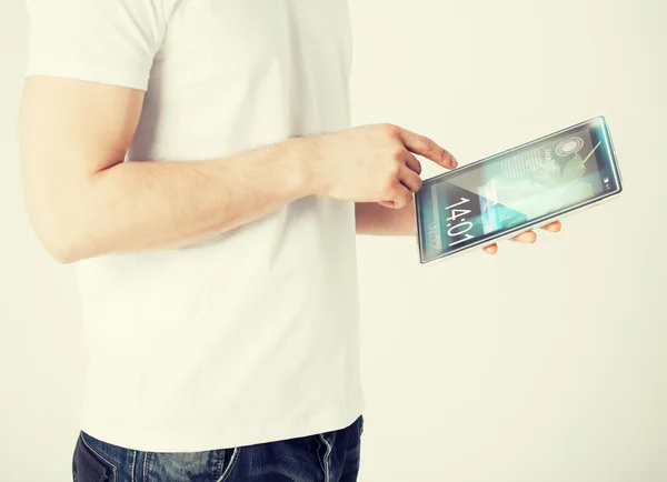 Hombre con tableta pc noticias de lectura — Foto de Stock