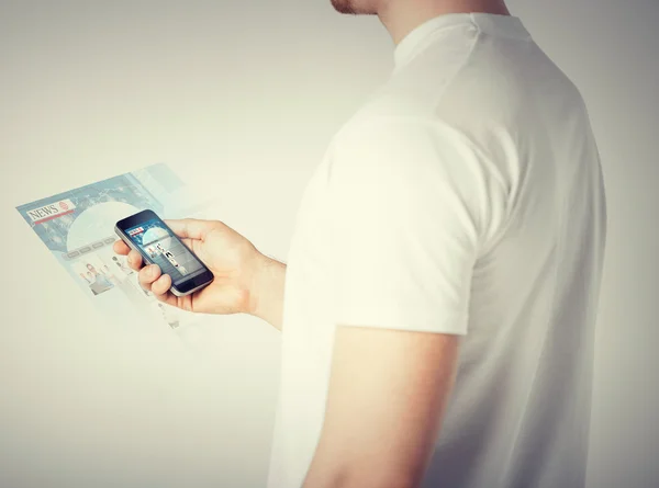 Hombre con smartphone noticias de lectura — Foto de Stock