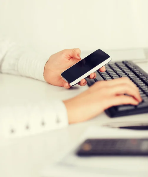 Frauenhand mit Smartphone — Stockfoto