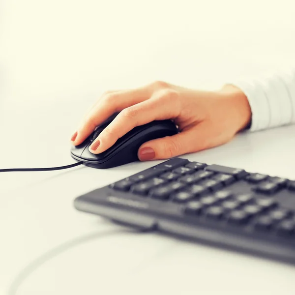 Mãos de mulher com teclado e mouse — Fotografia de Stock