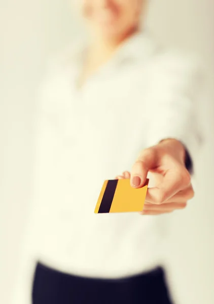 Жінка показує золоту кредитну картку — стокове фото