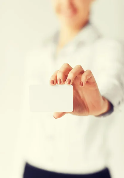 Empresaria mostrando tarjeta en blanco — Foto de Stock