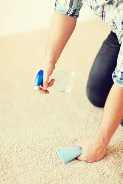 Fechar a mancha de limpeza masculina no tapete — Fotografia de Stock