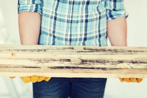 Homme portant des planches en bois — Photo