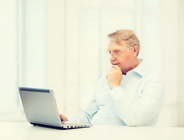 Oude man aan het werk met laptop — Stockfoto