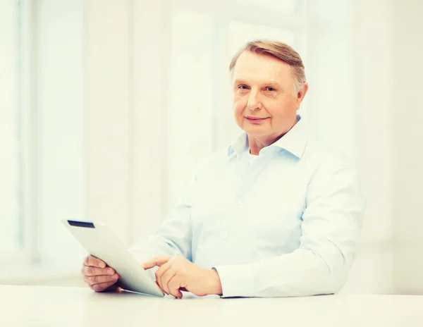 Old man with tablet computer — Stock Photo, Image
