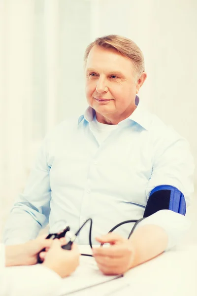 女医や測定の血圧 — ストック写真
