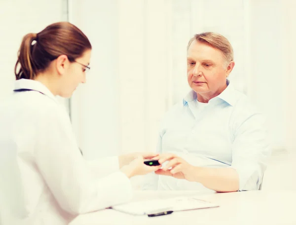 Female doctor with old man — Stock Photo, Image