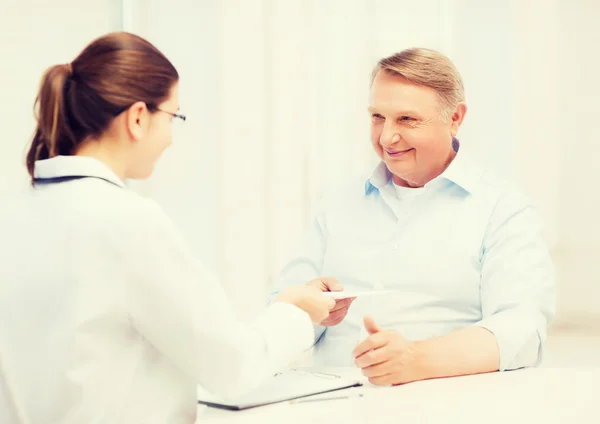 Femme médecin avec vieil homme — Photo