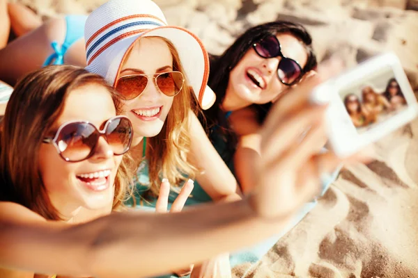 Grupo de chicas jóvenes en la playa — Foto de Stock