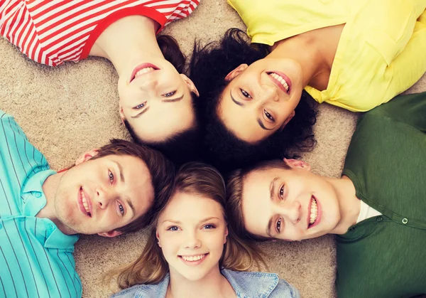 Groep mensen op vloer liggen — Stockfoto