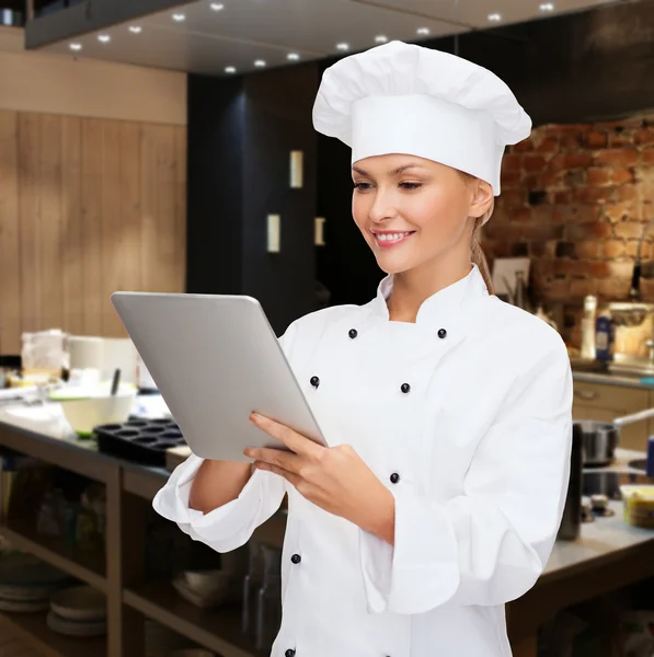 Vrouwelijke chef-kok met tablet pc — Stockfoto