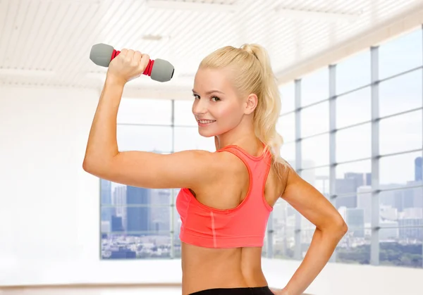 Sportieve vrouw buigen haar biceps — Stockfoto