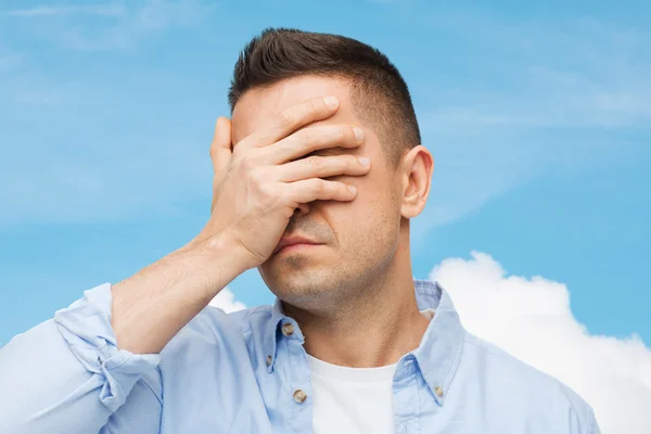 Unhappy man covering his eyes — Stock Photo, Image