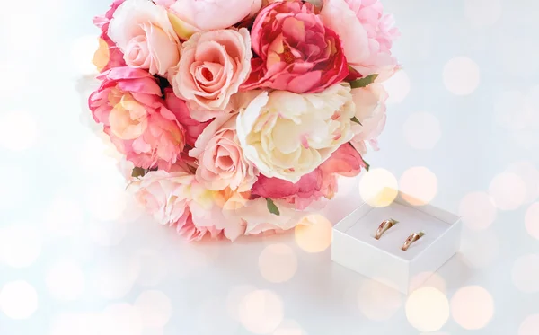 Anéis de casamento e ramo de flores — Fotografia de Stock