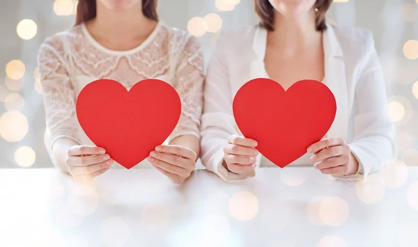 Casal lésbico com corações vermelhos — Fotografia de Stock