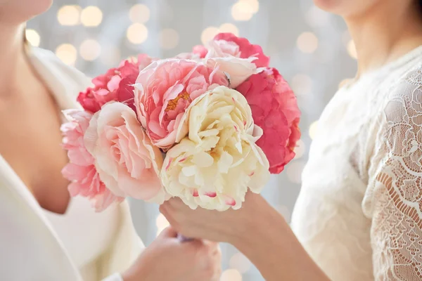 Lésbicas casal com flores — Fotografia de Stock